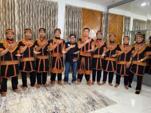 Denny Sumargo bersama Ketua Duta Saman Institute (DSI) Aminnulah Adnan, usai pembuatan konten iklan My Telkomsel, (13/8/2025)