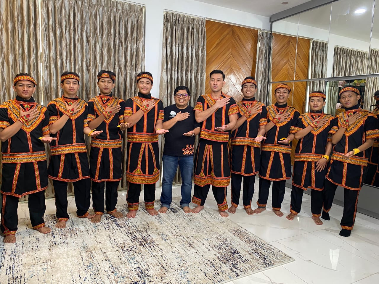 Denny Sumargo bersama Ketua Duta Saman Institute (DSI) Aminnulah Adnan, usai pembuatan konten iklan My Telkomsel, (13/8/2025)