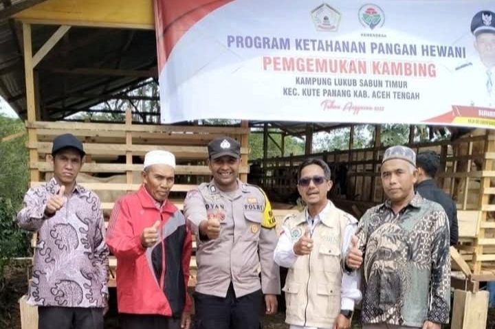 Suasana kunjungan multi stakeholders di Kampung Lukub Sabun Timur, Kecamatan Kute Panang, di lokasi penggemukan kambing.
