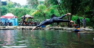 Atlet renang binaan Gayo Sport Center (GSC) sedang melakukan latihan rutin di kolam buatan Temas River Park, Kampung Jurusen, Kecamatan Pegasing, Kabupaten Aceh Tengah, Rabu (15/10/2025). (Iwan Bahagia)